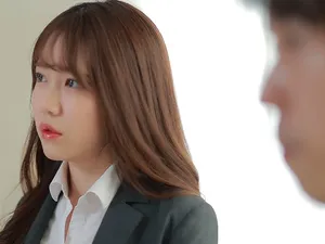 ông xã cắn răng nhìn người vợ chụp ảnh khoả thân cùng sếp