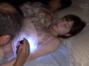 Chồng yêu đi công việc nước ngoài, Người vợ ở nhà xoạc với đám bạn của con trai