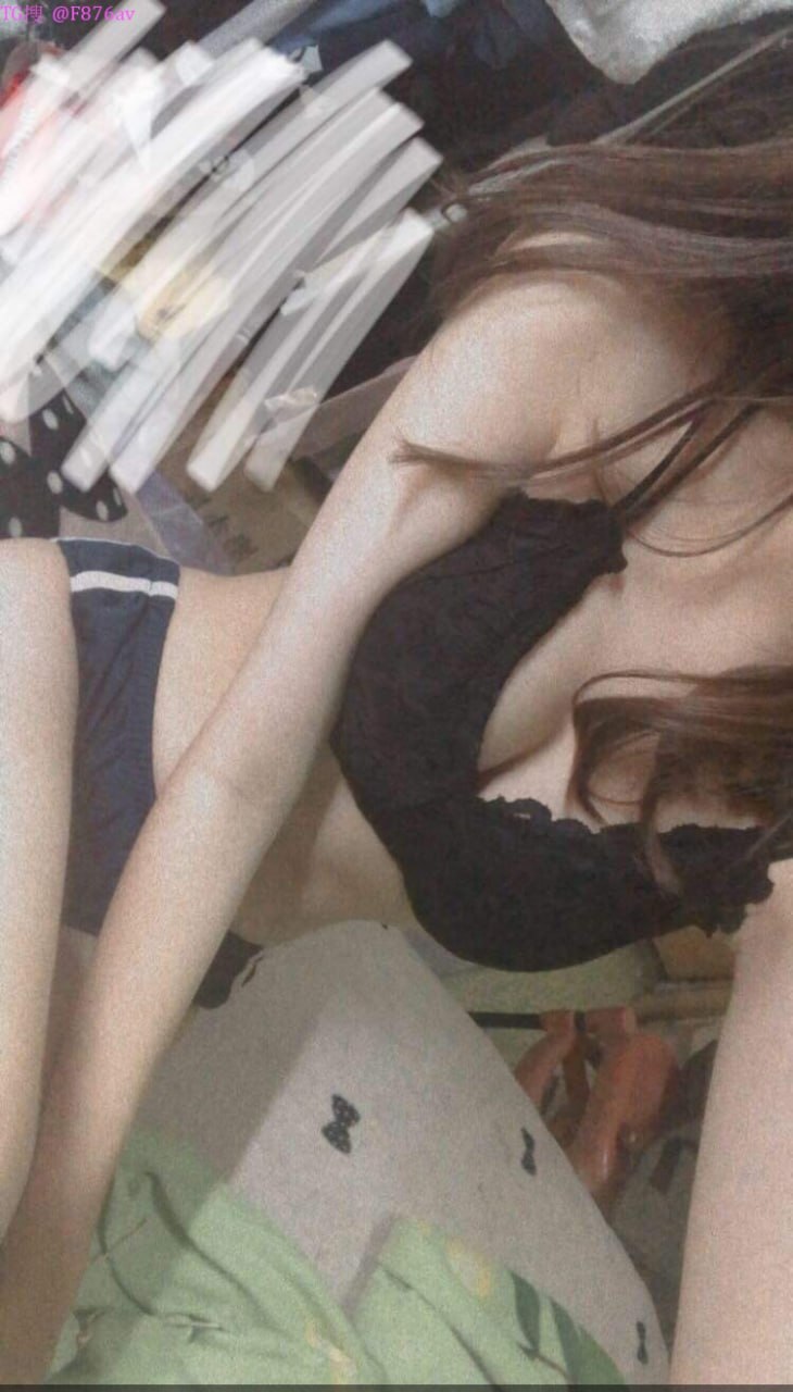 Các anh địt nhẹ thôi người yêu em còn chưa mất trinh