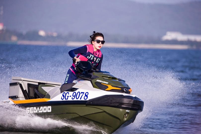 "Nếu anh ấy biết tôi như thế này, liệu anh ấy có vui không?" Mạo hiểm tính mạng trong mùa dịch, cuộc trò chuyện ở bãi đỗ xe thật thú vị